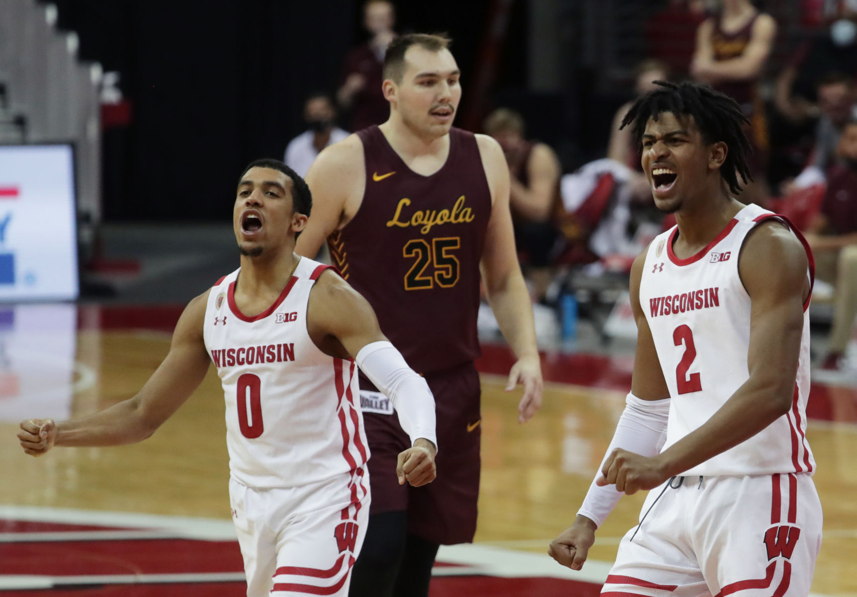UW 77, Loyola Chicago 63